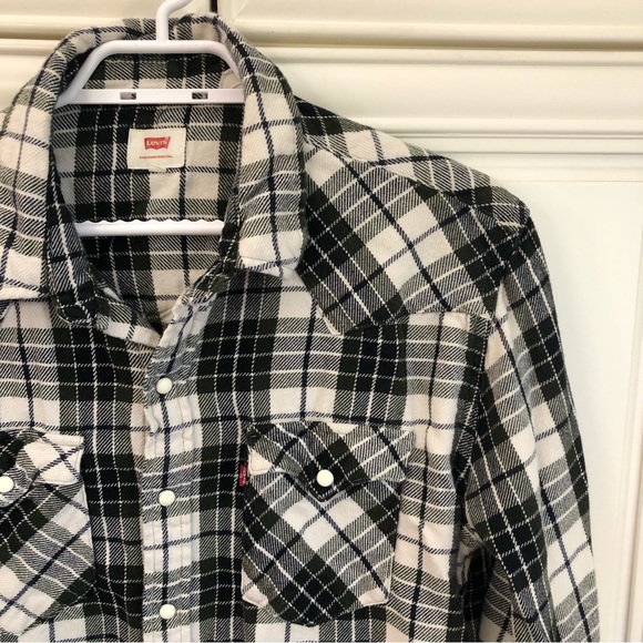 Levi’s women’s plaid flannel shirt - Picture 3 of 10